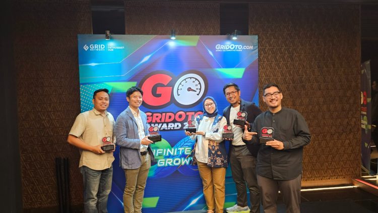 Para perwakilan Yamaha Indonesia Motor Manufacturing berpose usai menerima enam penghargaan dalam ajang GridOto Award 2025 di Lavva Lounge, Plaza Senayan, Jakarta, Selasa (11/11/2025). (Dok.Yamaha)