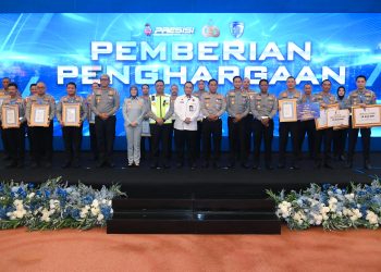 Plt. Direktur Utama Jasa Raharja Dewi Aryani Suzana bersama jajaran Korlantas Polri berfoto bersama penerima penghargaan dalam kegiatan Analisis dan Evaluasi (Anev) Pelayanan Regident 2025 di Bandung, Jawa Barat, Selasa (12/11/2025). (Dok.Humas JR)
