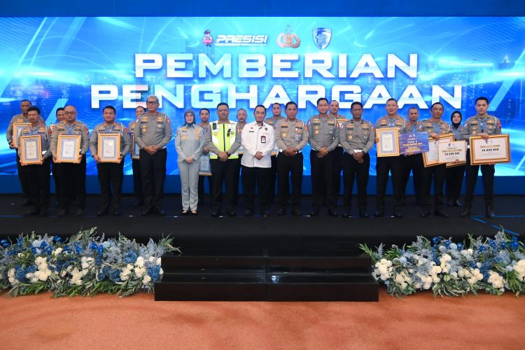 Plt. Direktur Utama Jasa Raharja Dewi Aryani Suzana bersama jajaran Korlantas Polri berfoto bersama penerima penghargaan dalam kegiatan Analisis dan Evaluasi (Anev) Pelayanan Regident 2025 di Bandung, Jawa Barat, Selasa (12/11/2025). (Dok.Humas JR)