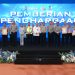 Plt. Direktur Utama Jasa Raharja Dewi Aryani Suzana bersama jajaran Korlantas Polri berfoto bersama penerima penghargaan dalam kegiatan Analisis dan Evaluasi (Anev) Pelayanan Regident 2025 di Bandung, Jawa Barat, Selasa (12/11/2025). (Dok.Humas JR)