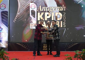 Kadis Kominfo Provinsi Jambi, Ariansyah, menerima penghargaan Penyelenggara Peduli Penyiaran pada Malam Anugerah KPID Jambi 2025. (Dok.Stepanus)
