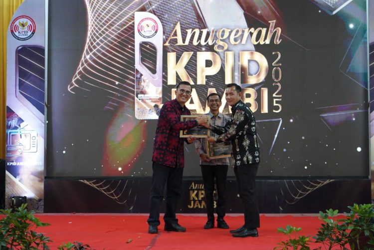 Kadis Kominfo Provinsi Jambi, Ariansyah, menerima penghargaan Penyelenggara Peduli Penyiaran pada Malam Anugerah KPID Jambi 2025. (Dok.Stepanus)