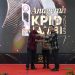 Kadis Kominfo Provinsi Jambi, Ariansyah, menerima penghargaan Penyelenggara Peduli Penyiaran pada Malam Anugerah KPID Jambi 2025. (Dok.Stepanus)