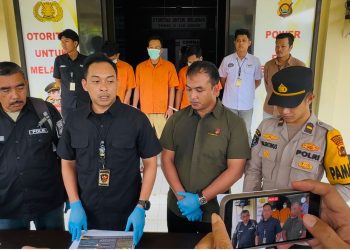Kasat Reskrim Polres Muaro Jambi AKP Hanafi memberikan keterangan pers terkait penangkapan tiga pelaku curanmor Jaluko dan penyitaan delapan motor curian di Mapolres Muaro Jambi, Kamis (27/11/2025). (Dok. Nahar)