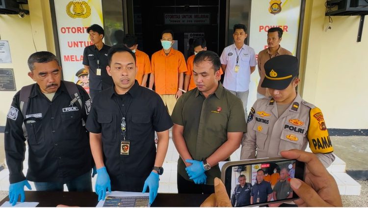 Kasat Reskrim Polres Muaro Jambi AKP Hanafi memberikan keterangan pers terkait penangkapan tiga pelaku curanmor Jaluko dan penyitaan delapan motor curian di Mapolres Muaro Jambi, Kamis (27/11/2025). (Dok. Nahar)