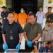 Kasat Reskrim Polres Muaro Jambi AKP Hanafi memberikan keterangan pers terkait penangkapan tiga pelaku curanmor Jaluko dan penyitaan delapan motor curian di Mapolres Muaro Jambi, Kamis (27/11/2025). (Dok. Nahar)