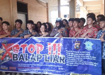 Petugas Ditlantas Polda Jambi bersama pelajar SMK Unggul Sakti saat sosialisasi Stop Balap Liar dalam rangka Operasi Zebra Siginjai 2025, Kamis (27/11/2025). (Dok.Nahar)