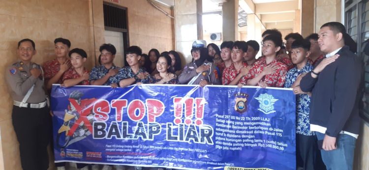 Petugas Ditlantas Polda Jambi bersama pelajar SMK Unggul Sakti saat sosialisasi Stop Balap Liar dalam rangka Operasi Zebra Siginjai 2025, Kamis (27/11/2025). (Dok.Nahar)