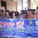 Petugas Ditlantas Polda Jambi bersama pelajar SMK Unggul Sakti saat sosialisasi Stop Balap Liar dalam rangka Operasi Zebra Siginjai 2025, Kamis (27/11/2025). (Dok.Nahar)