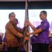 Asisten I Pemprov Jambi Arief Munandar menyerahkan bendera kepada Ketua IKA UNH Fiet Haryadi pada pelantikan pengurus IKA UNH di Rumah Dinas Gubernur Jambi, Kamis (27/11/2025).(dok.stepanus)