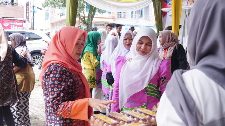 Ketua Dekranasda Provinsi Jambi, Hj. Hesti Haris, meninjau pelaksanaan Gerakan Pangan Murah di Sekretariat Dekranasda Jambi (dok.stepanus)