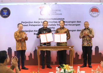 Ketua Dewan Komisioner OJK Mahendra Siregar (tengah) menyaksikan penandatanganan perjanjian kerja sama OJK dengan PPATK dan BSSN di Gedung Wisma Mulia 2, Jakarta, Jumat (28/11/2025),  (dok.Humas OJK)