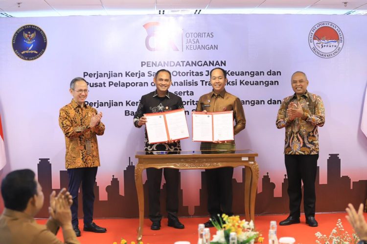 Ketua Dewan Komisioner OJK Mahendra Siregar (tengah) menyaksikan penandatanganan perjanjian kerja sama OJK dengan PPATK dan BSSN di Gedung Wisma Mulia 2, Jakarta, Jumat (28/11/2025), (dok.Humas OJK)
