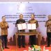 Ketua Dewan Komisioner OJK Mahendra Siregar (tengah) menyaksikan penandatanganan perjanjian kerja sama OJK dengan PPATK dan BSSN di Gedung Wisma Mulia 2, Jakarta, Jumat (28/11/2025), (dok.Humas OJK)