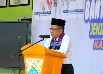 Wagub Sani menyampaikan sambutan saat penyerahan Bantuan Dumisake Pendidikan kepada pelajar SMA, SMK, dan SLB di SMA Negeri 1 Tanjab Barat, Sabtu (29/11/2025). Dok. Erit - Kominfo)