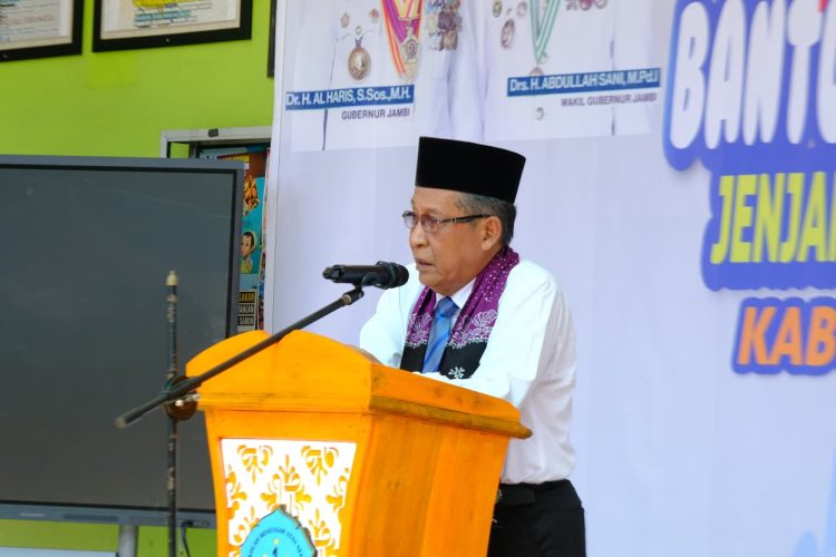 Wagub Sani menyampaikan sambutan saat penyerahan Bantuan Dumisake Pendidikan kepada pelajar SMA, SMK, dan SLB di SMA Negeri 1 Tanjab Barat, Sabtu (29/11/2025). Dok. Erit - Kominfo)