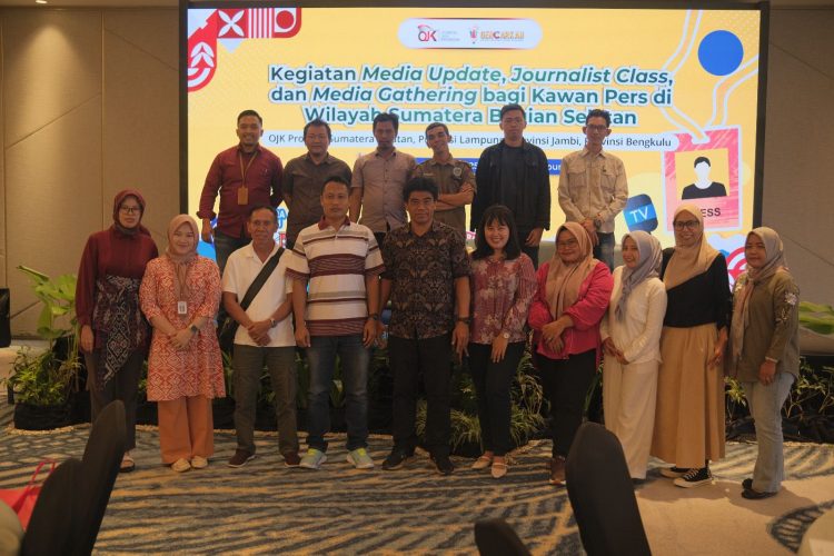 Jajaran kepala dan pengurus OJK se-sumbagsel di berfoto bersama di Lampung pada 28–29 November 2025. (Dok.daus