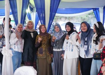 Ketua TP PKK Provinsi Jambi, Hj. Hesnidar Haris, SE, berfoto bersama mahasiswa Universitas Terbuka usai pembukaan acara di kawasan Danau Sipin, Kota Jambi, Sabtu (29/11/2025) (Dok.Daus)