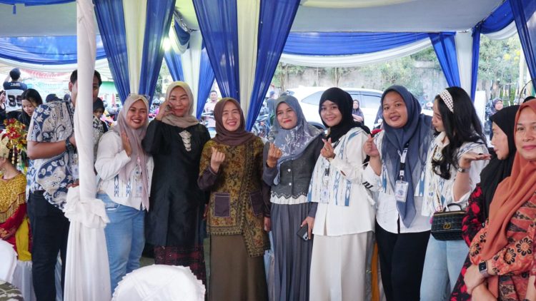 Ketua TP PKK Provinsi Jambi, Hj. Hesnidar Haris, SE, berfoto bersama mahasiswa Universitas Terbuka usai pembukaan acara di kawasan Danau Sipin, Kota Jambi, Sabtu (29/11/2025) (Dok.Daus)