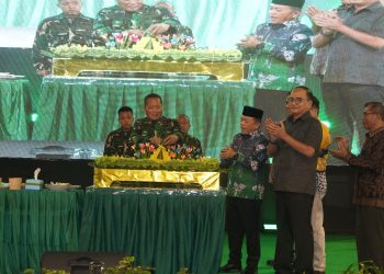Danrem 042/Gapu Brigjen TNI Heri Purwanto memotong tumpeng sebagai simbol syukuran pada puncak peringatan HUT ke-66 Korem 042/Gapu yang digelar di Makorem 042/Gapu, Jambi, Sabtu (29/11/2025). (Dok.Nahar)