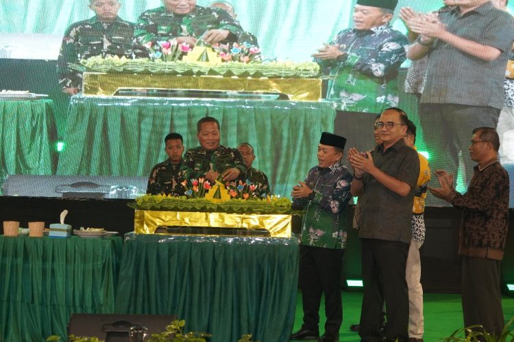 Danrem 042/Gapu Brigjen TNI Heri Purwanto memotong tumpeng sebagai simbol syukuran pada puncak peringatan HUT ke-66 Korem 042/Gapu yang digelar di Makorem 042/Gapu, Jambi, Sabtu (29/11/2025). (Dok.Nahar)