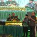 Danrem 042/Gapu Brigjen TNI Heri Purwanto memotong tumpeng sebagai simbol syukuran pada puncak peringatan HUT ke-66 Korem 042/Gapu yang digelar di Makorem 042/Gapu, Jambi, Sabtu (29/11/2025). (Dok.Nahar)