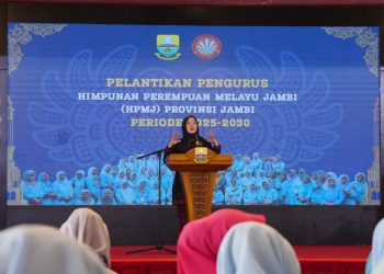 Penasehat Himpunan Perempuan Melayu Jambi (HPMJ), Hj. Hesnidar Haris, SE, menyampaikan sambutan saat pelantikan Pengurus HPMJ Provinsi Jambi masa bakti 2025–2030 di Auditorium Rumah Dinas Gubernur Jambi, Sabtu (29/11/2025).(dok.daus)