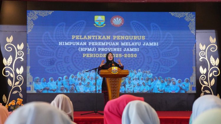 Penasehat Himpunan Perempuan Melayu Jambi (HPMJ), Hj. Hesnidar Haris, SE, menyampaikan sambutan saat pelantikan Pengurus HPMJ Provinsi Jambi masa bakti 2025–2030 di Auditorium Rumah Dinas Gubernur Jambi, Sabtu (29/11/2025).(dok.daus)