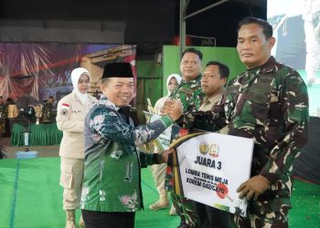 Gubernur Jambi Al Haris menyerahkan hadiah kepada perwakilan prajurit Korem 042/Garuda Putih pada peringatan HUT ke-66 Korem 042/Gapu di Lapangan Tenis Indoor Korem 042/Gapu, Sabtu (29/11/2025) malam. (Dok. Erit - Kominfo)