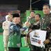 Gubernur Jambi Al Haris menyerahkan hadiah kepada perwakilan prajurit Korem 042/Garuda Putih pada peringatan HUT ke-66 Korem 042/Gapu di Lapangan Tenis Indoor Korem 042/Gapu, Sabtu (29/11/2025) malam. (Dok. Erit - Kominfo)