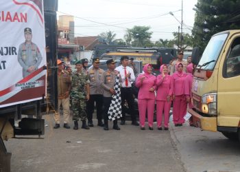 Kapolres Bungo AKBP Natalena Eko Cahyono melepas armada pengangkut bantuan kemanusiaan Polda Jambi untuk korban bencana di Sumatera Barat, Minggu (30/11/2025). (Dok.Humas)