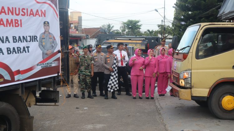 Kapolres Bungo AKBP Natalena Eko Cahyono melepas armada pengangkut bantuan kemanusiaan Polda Jambi untuk korban bencana di Sumatera Barat, Minggu (30/11/2025). (Dok.Humas)