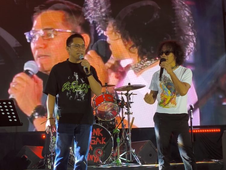 Kapolda Jambi Irjen Pol. Krisno H. Siregar tampil satu panggung bersama vokalis Slank, Kaka, dalam konser “Huru Hara Special Show” di BW Luxury Hotel Jambi, Sabtu (1/11/2025).(dok.Nahar)