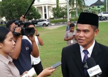 Kepala Bakeuda Provinsi Jambi, Agus Pirngadi, memberikan keterangan kepada awak media mengenai penyaluran DBH kurang bayar tahun anggaran 2023 di Kota Jambi, Kamis (13/11/2025). (Dok.Steoanus)