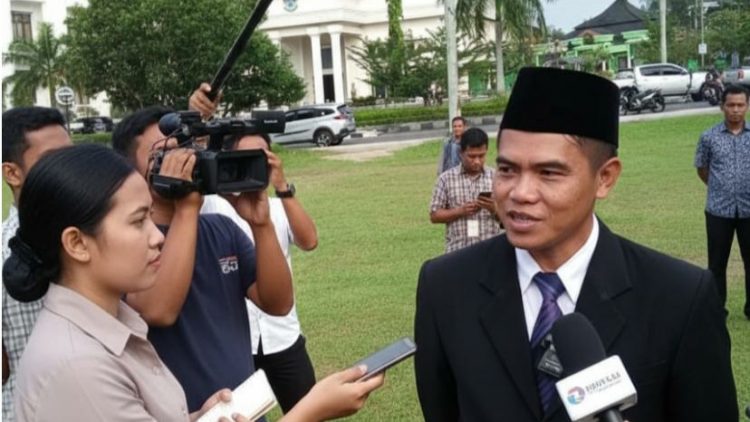 Kepala Bakeuda Provinsi Jambi, Agus Pirngadi, memberikan keterangan kepada awak media mengenai penyaluran DBH kurang bayar tahun anggaran 2023 di Kota Jambi, Kamis (13/11/2025). (Dok.Steoanus)