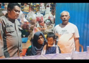 Bripka Alpis bersama keluarga Afif Alabi Syarif saat proses penyerahan kembali anak yang sempat hilang di area ATM RS Abdul Manap (dok.nahar)