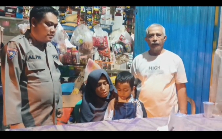 Bripka Alpis bersama keluarga Afif Alabi Syarif saat proses penyerahan kembali anak yang sempat hilang di area ATM RS Abdul Manap (dok.nahar)