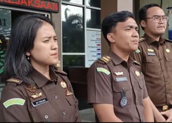 Kasi Intel Kejari Bengkulu Selatan, diwakili Jaksa Penuntut Umum, Nandi Riski, saat konferensi pers penetapan tsk, Senin (17/11/2025). (Dok.yola)