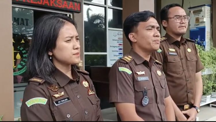 Kasi Intel Kejari Bengkulu Selatan, diwakili Jaksa Penuntut Umum, Nandi Riski, saat konferensi pers penetapan tsk, Senin (17/11/2025). (Dok.yola)