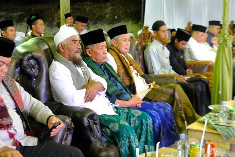 Wakil Gubernur Jambi Abdullah Sani (tengah) menghadiri Haflah Khotmil Wal Qutub ke-2 di Pondok Pesantren Tarbiyatul Ummah, Desa Ladang Panjang, Kecamatan Sungai Gelam, Kabupaten Muaro Jambi, Sabtu (1/11/2025) malam. (Foto: Erit -Diskominfo)