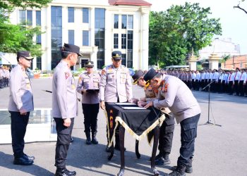 Kapolda Jambi Irjen Pol Krisno H. Siregar memimpin apel penandatanganan Komitmen Bersama Pengawasan Melekat, Penolakan Judi Online, dan Penyalahgunaan Narkoba di Lapangan Hitam Mapolda Jambi, Senin (3/11/2025) (Dok. Nahar)