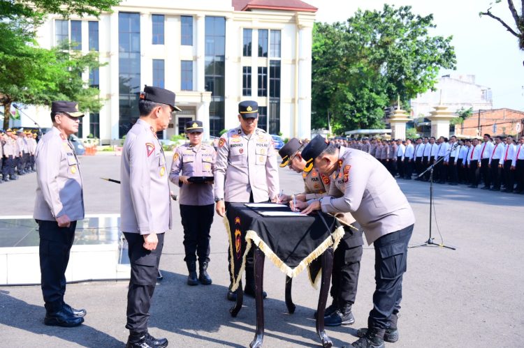 Kapolda Jambi Irjen Pol Krisno H. Siregar memimpin apel penandatanganan Komitmen Bersama Pengawasan Melekat, Penolakan Judi Online, dan Penyalahgunaan Narkoba di Lapangan Hitam Mapolda Jambi, Senin (3/11/2025) (Dok. Nahar)