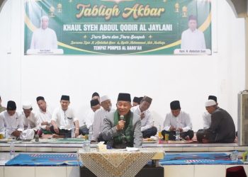 Wakil Gubernur Jambi, Drs. H. Abdullah Sani, M.Pd.I, menyampaikan tausiyah dalam peringatan Haul Syekh Abdul Qadir Al-Jailani di Pondok Pesantren Al Baro’ah, Desa Kasang Pudak, Minggu (2/11/2025) malam. (Foto: Diskominfo Provinsi Jambi)