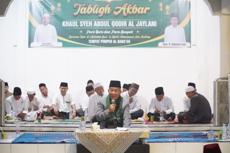 Wakil Gubernur Jambi, Drs. H. Abdullah Sani, M.Pd.I, menyampaikan tausiyah dalam peringatan Haul Syekh Abdul Qadir Al-Jailani di Pondok Pesantren Al Baro’ah, Desa Kasang Pudak, Minggu (2/11/2025) malam. (Foto: Diskominfo Provinsi Jambi)