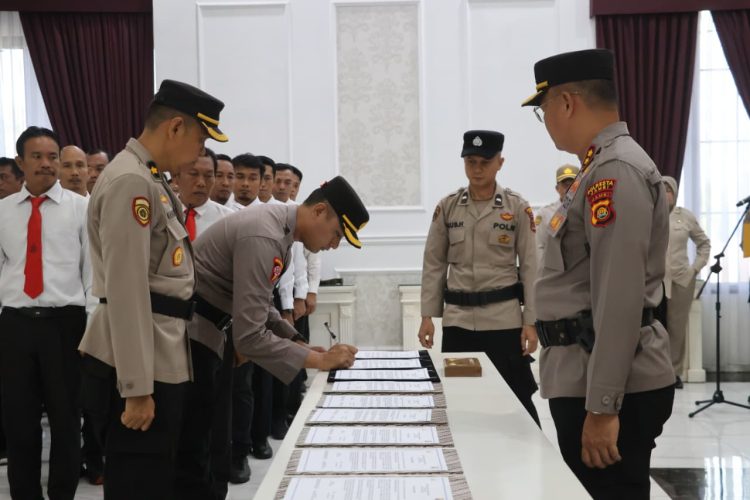 Wakapolresta Jambi AKBP Nurhadiansyah, S.I.K., M.H. memimpin penandatanganan komitmen bersama pengawasan melekat Ankum dan penolakan judi online serta narkoba di Aula Lokamanginti, Senin (3/11/2025) (Dok.Nahar)