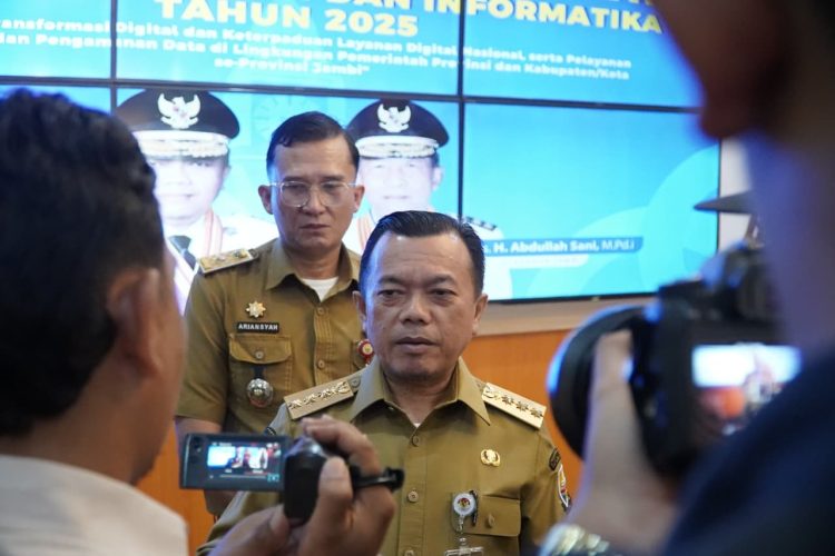 Gubernur Jambi Al Haris memberikan keterangan kepada media usai membuka Rakortek Kominfo Provinsi Jambi Tahun 2025 di Auditorium Rumah Dinas Gubernur Jambi, Senin (3/11/2025). (Dok. Stepanus)