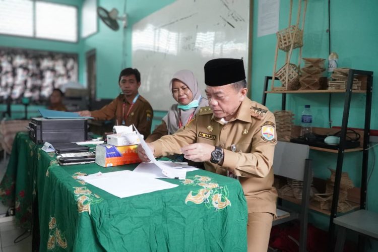 Gubernur Jambi Dr. H. Al Haris, S.Sos., M.H. meninjau pelaksanaan Tes Kemampuan Akademik (TKA) di SMAN 8 Kota Jambi, Senin (3/11/2025), (Dok. Stepanus)