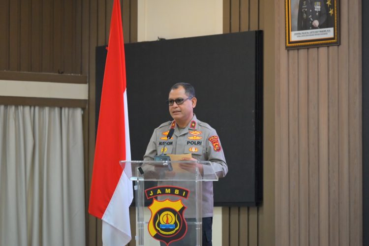 Wakapolda Jambi Brigjen Pol M. Mustaqim membuka secara resmi Pelatihan Pelayanan Publik yang Prima dalam rangka Pembangunan Zona Integritas (ZI) Tahun 2025 di Aula Gedung Siginjai Polda Jambi, Senin (3/11/2025). (Dok. Humas)