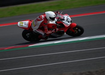 Pebalap Astra Honda Racing Team (AHRT), M. Adenanta Putra, memacu motor CBR600RR saat berlaga pada seri pamungkas Mandalika Racing Series (MRS) 2025 di Pertamina Mandalika International Circuit, Lombok, Nusa Tenggara Barat, Minggu (2/11/2025). (Dok. Sinsen)