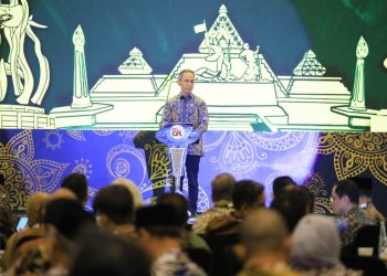 Ketua Dewan Komisioner OJK Mahendra Siregar menyampaikan sambutan pembukaan Indonesia Islamic Finance Summit (IIFS) 2025 di Surabaya, Senin (3/11/2025). (Dok. Humas OJK)